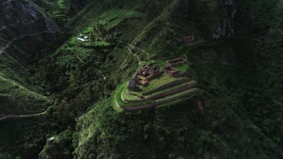 Catarata de Perolniyoc y sitio arqueológico de Raqaypata – Ollantaytambo Cusco Perú